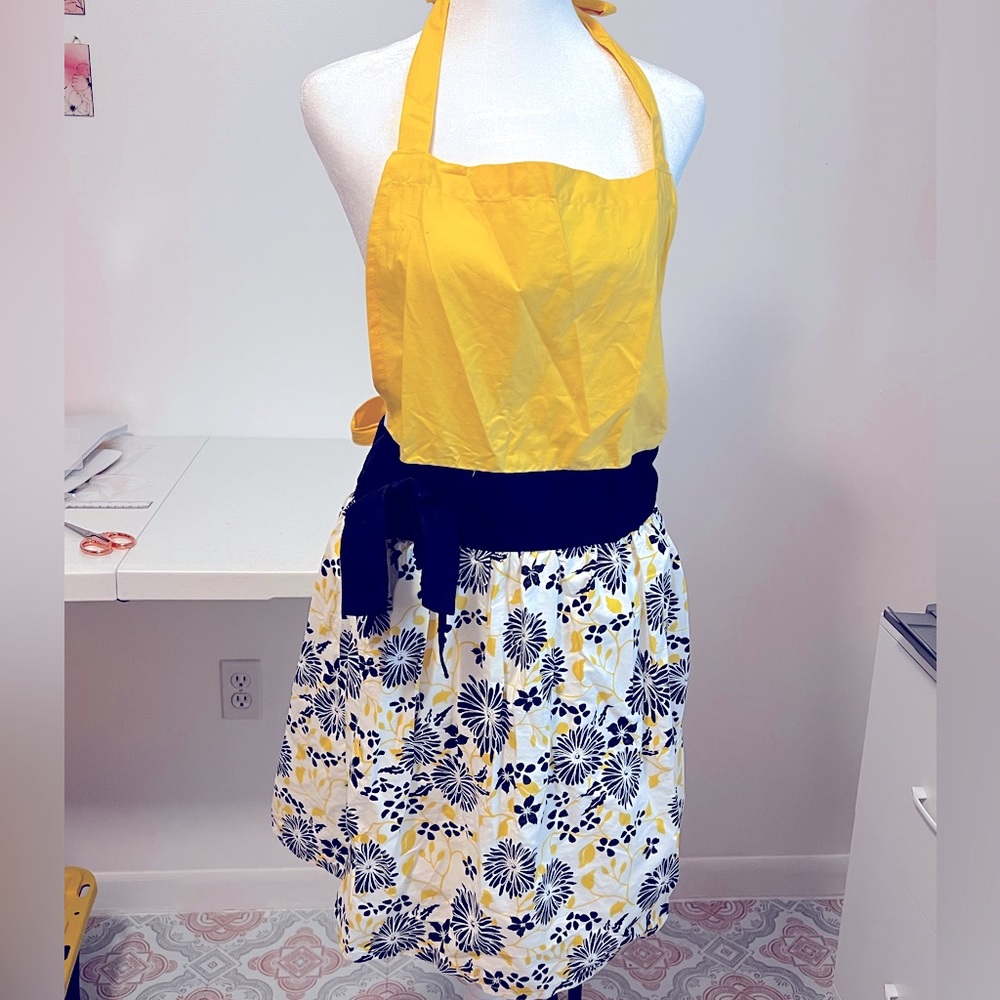Beautiful sunny apron by DII never used